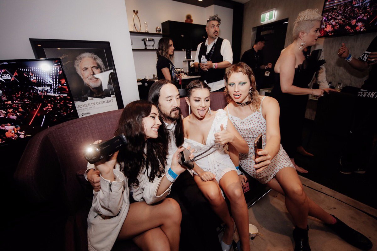 Backstage Squad Selfie @charli_xcx https://t.co/RO27n5qEf4