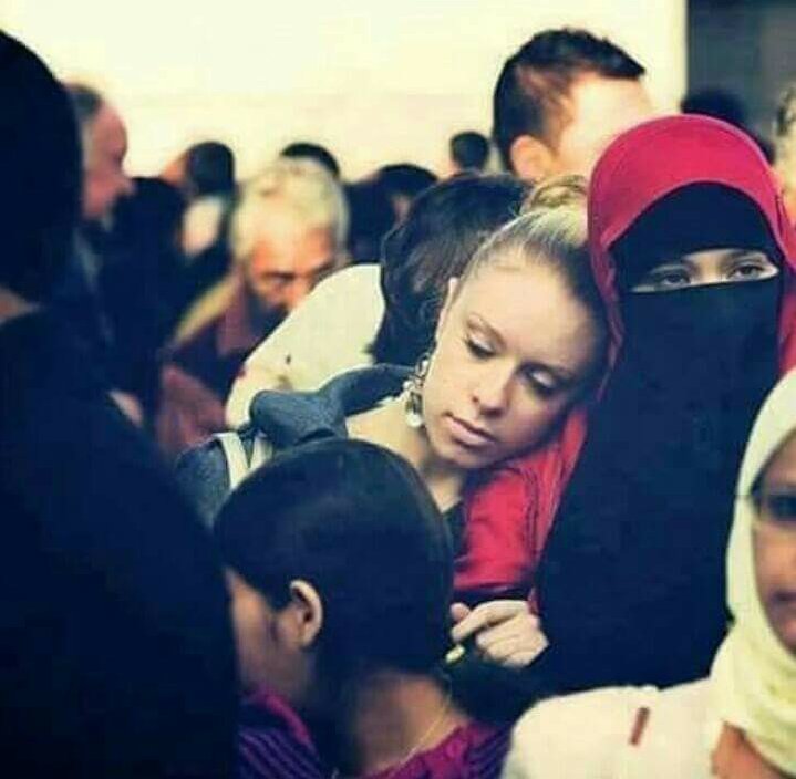 علموا ولادكوا ان الصاحب الجدع مالوش دين ولا لون ثابت ❤