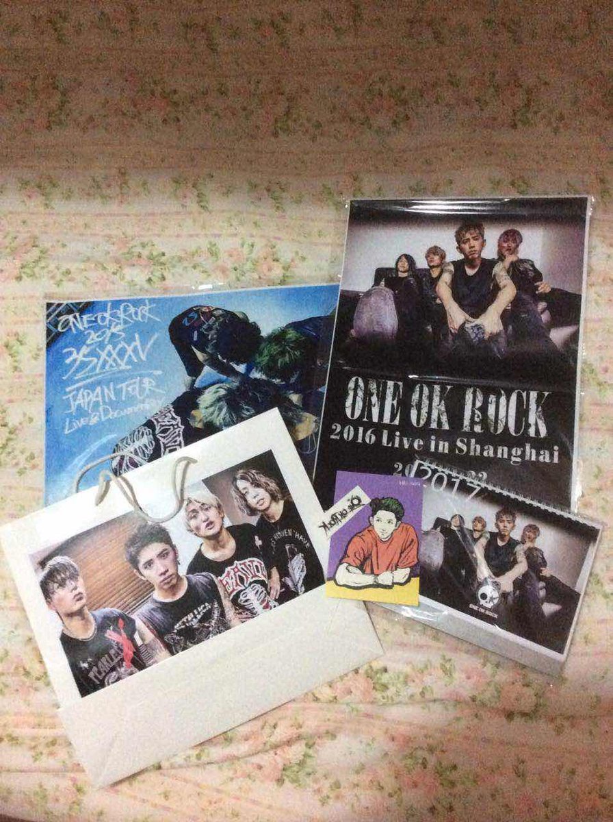 Tomomi10969's tweet photo. ONE OK ROCK上海公演行ったら中国の人の暖かさを知りました☺️（決して日本が冷たい訳じゃないです笑）開場着いた途端いろんな人が話しかけてくれたり、無料でみんなにタトゥーシールとか、お手製のポストカードとかキーホールダーくれたり日本とはまた違って新鮮な環境でした🙈 https://t.co/prawlTRHVV