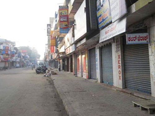 SakshiNews's tweet image. #demonitisationofnotes #bharatbandh #november28thbandh
నోట్ల రద్దుకు నిరసనగా భారత్ బంద్ : sakshi.com/news/national/…