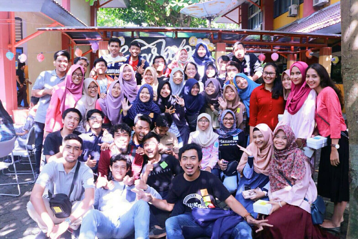 Jd inget masa KM 2 tahun lalu semuanya msh semangat ngurus keg angkatan. Ayo dong jgn luntur semangatnya yoh 2014💪🏻