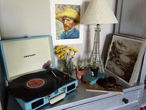 aboutyourbooks's tweet photo. — She wore flowers in her hair and carried magic secrets in her eyes. She spoke to no one. https://t.co/9HHDeAzr32