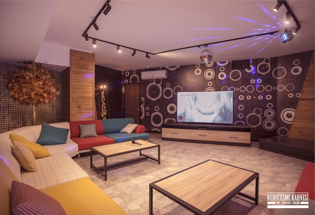 Hafta içi iş stresini atmak için Kuruçeşme Kahvesi Ataşehir’de Karaoke fikri tam senlik.