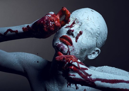 İfade edilmemiş duygular asla ölmez:sadece diri diri gömülür ve sonradan daha korkunç şekillerde tezahür ederler...