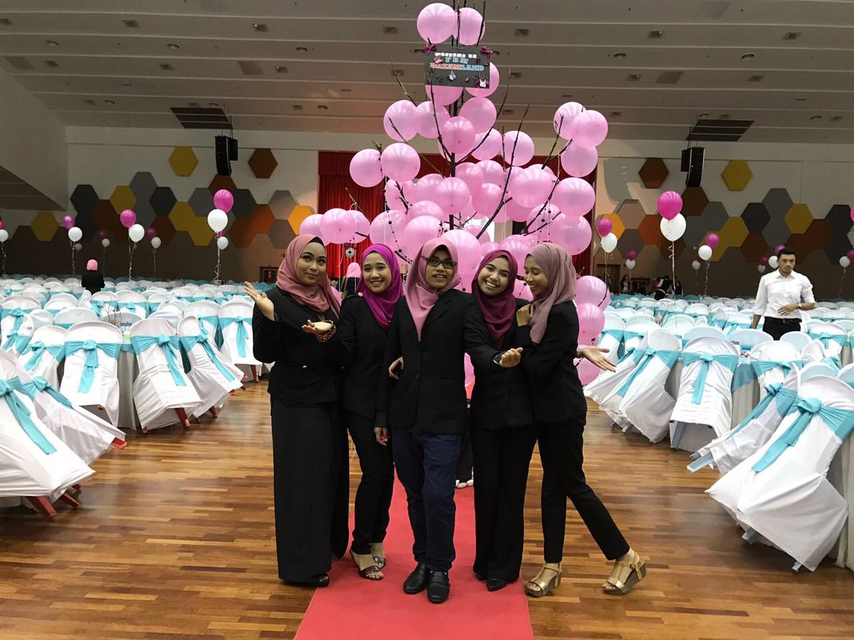 HR_PuncakAlam's tweet photo. Pre Graduation Night Crew
#hurespalam
#squad
#decoteam
#ttkteam
#kanjo
#uitmdihatikuhatimu https://t.co/SrApgqiQU1