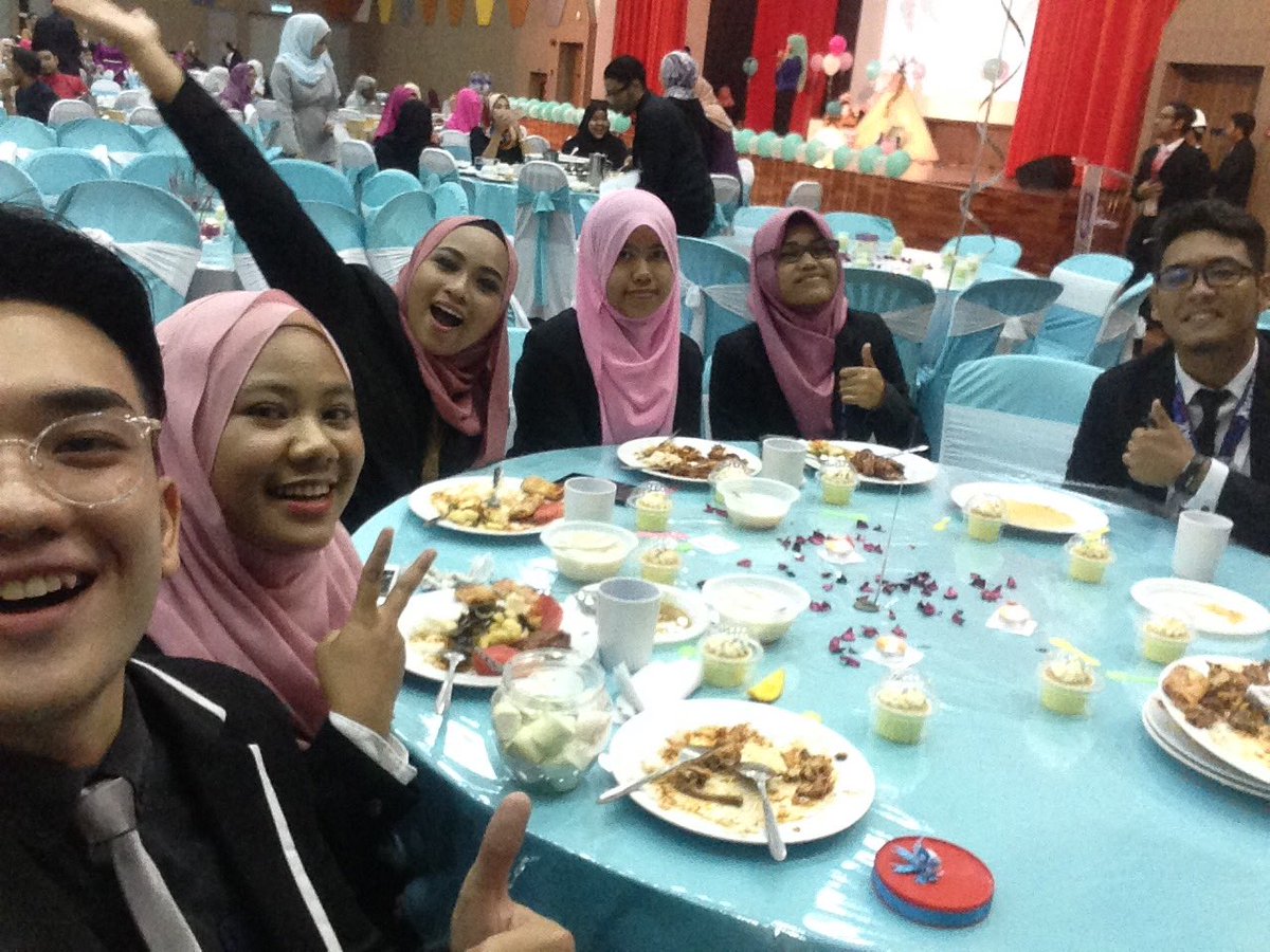 HR_PuncakAlam's tweet photo. Pre Graduation Night Crew
#hurespalam
#squad
#decoteam
#ttkteam
#kanjo
#uitmdihatikuhatimu https://t.co/OHFIz0FKwh
