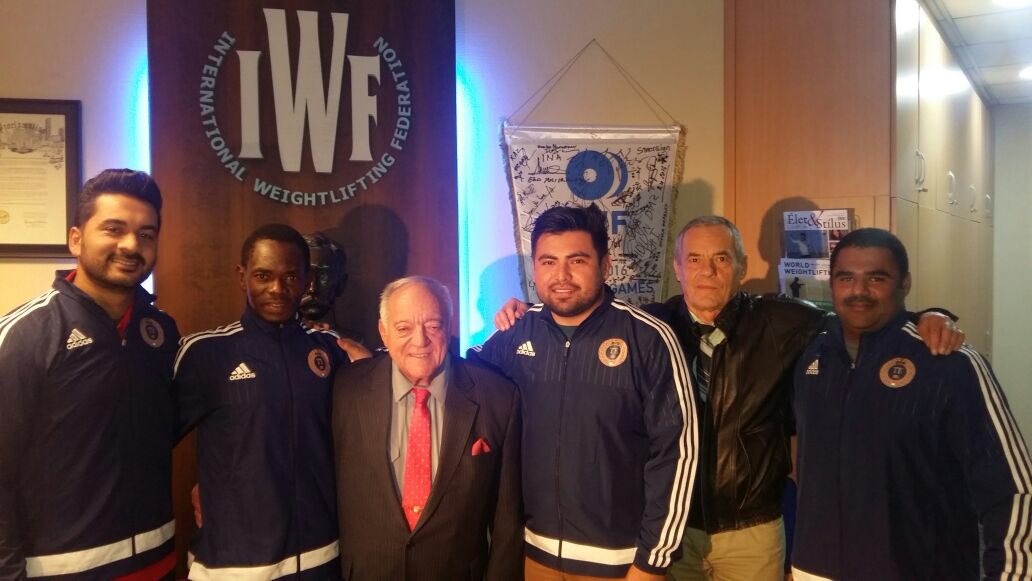 El entrenador chetumaleño Jorge Rodriguez junto al Dr. Tamas Ajan, Presidente de la <a href="/iwfnet/">International Weightlifting Federation</a> en Budapest #Mexico #ICCFall2016 #Hungría #pesas
