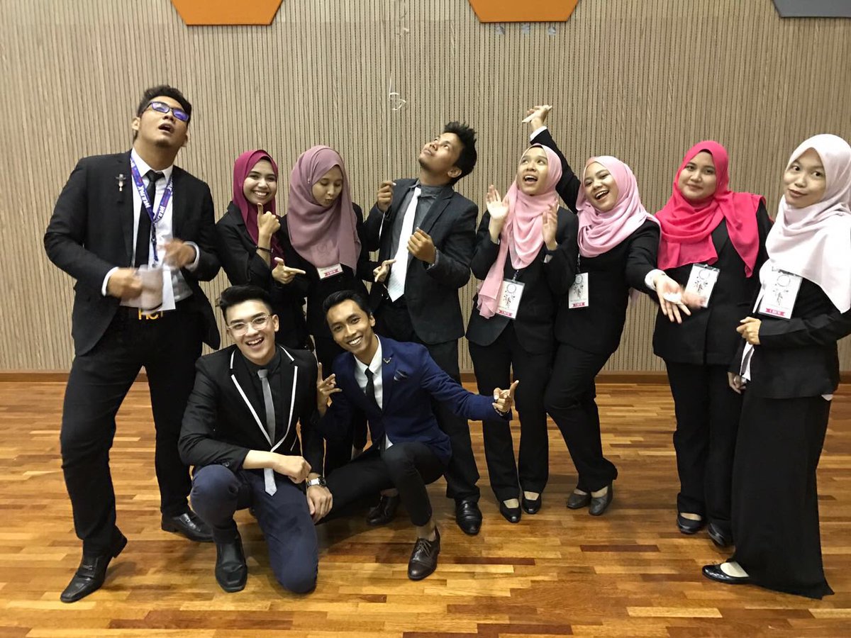 HR_PuncakAlam's tweet photo. Pre Graduation Night Crew
#hurespalam
#squad
#decoteam
#ttkteam
#kanjo
#uitmdihatikuhatimu https://t.co/UV0bwiZFK6