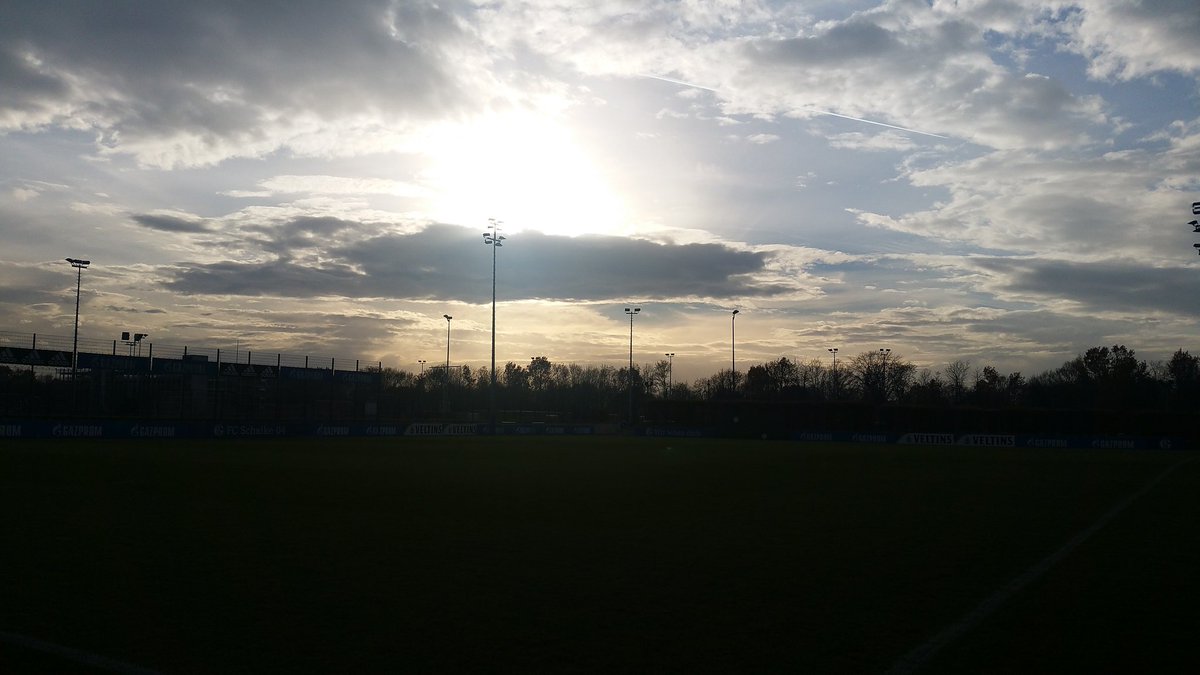 MaKeMedien's tweet photo. Mit diesem Schalker Sonnenuntergang verabschieden wir uns und euch in den Feierabend! #S04 @s04 https://t.co/t9UKQVshB8