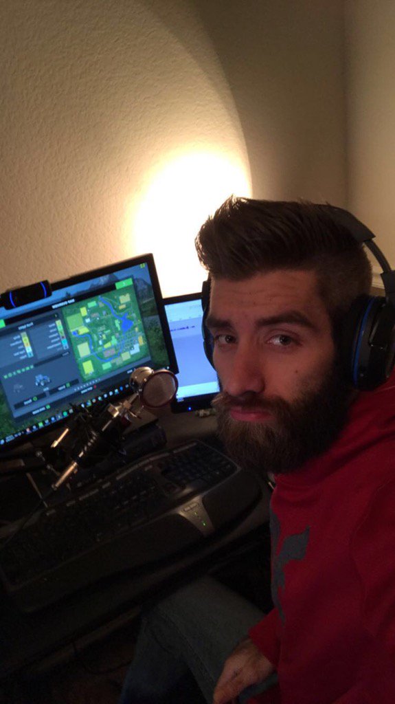 Devi8_'s tweet image. Farming simulator 2017 vid going up today! #FarmingSimulator17