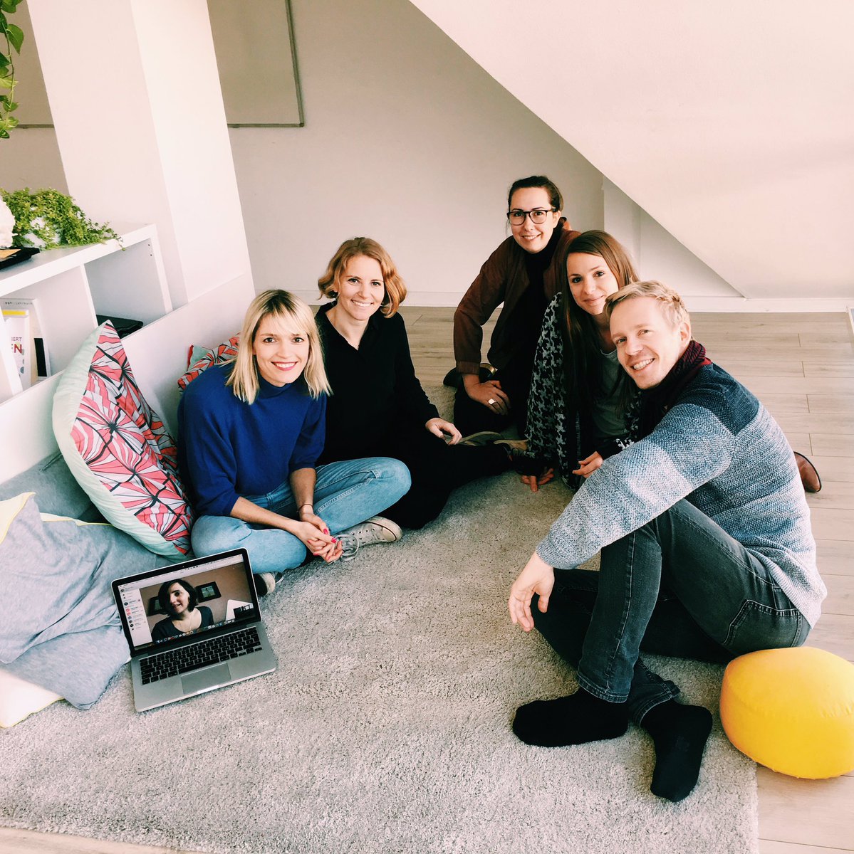 dearwork's tweet photo. Heute bei @teaminnoki 💛 20 Gründer und keine Hierarchien. Mehr zu INNOKI und ihrer #Organisationsstruktur bald auf https://t.co/jIubdUpaWM https://t.co/t9k9uGKjdl