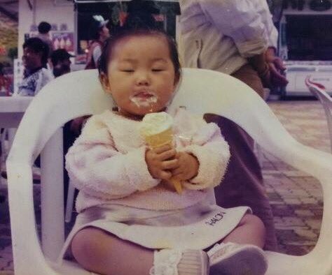 멤버 휘인의 반려묘 "꼬모" 는 휘인이 어린 시절 즐겨먹던 요거트의 이름에서 유래되었다고 한다.