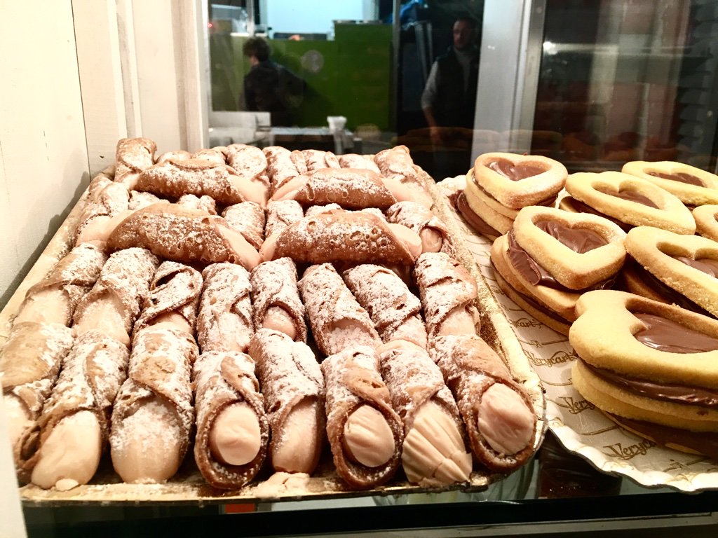 PultCaffe's tweet image. Merenda con gusto #coffeeshop #lucca