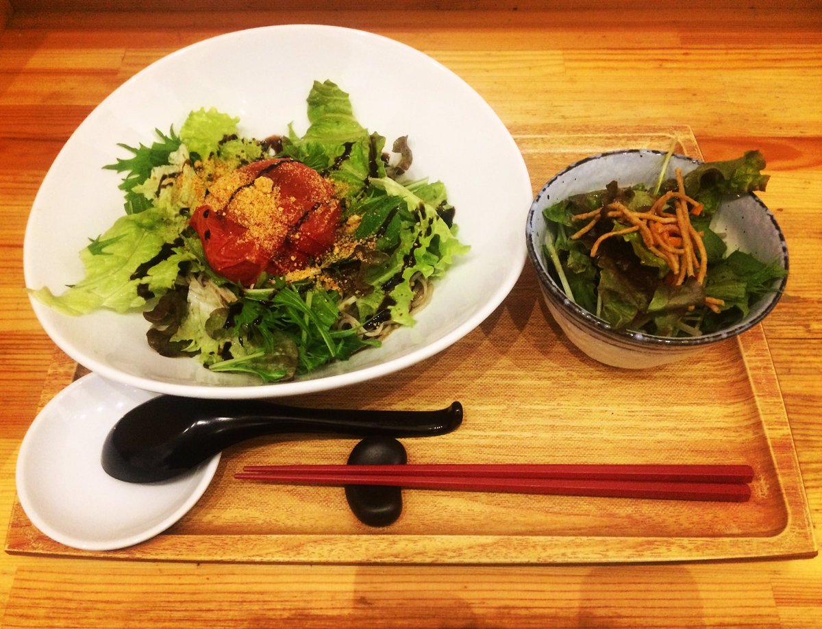 minstrel_song's tweet photo. 大久保「BW CAFE」
完熟焼きトマトの和え蕎麦。
焼いた丸ごと1個のトマトに焼チーズとバルサミコ酢が掛かり、蕎麦つゆと合わさる事によって、従来の蕎麦とは違う斬新な味に生まれ変わる、さながら蕎麦とイタリアンの融合といったところ。
#大久保
#BWCAFE
#そば #蕎麦 https://t.co/tUx8fRFYUg