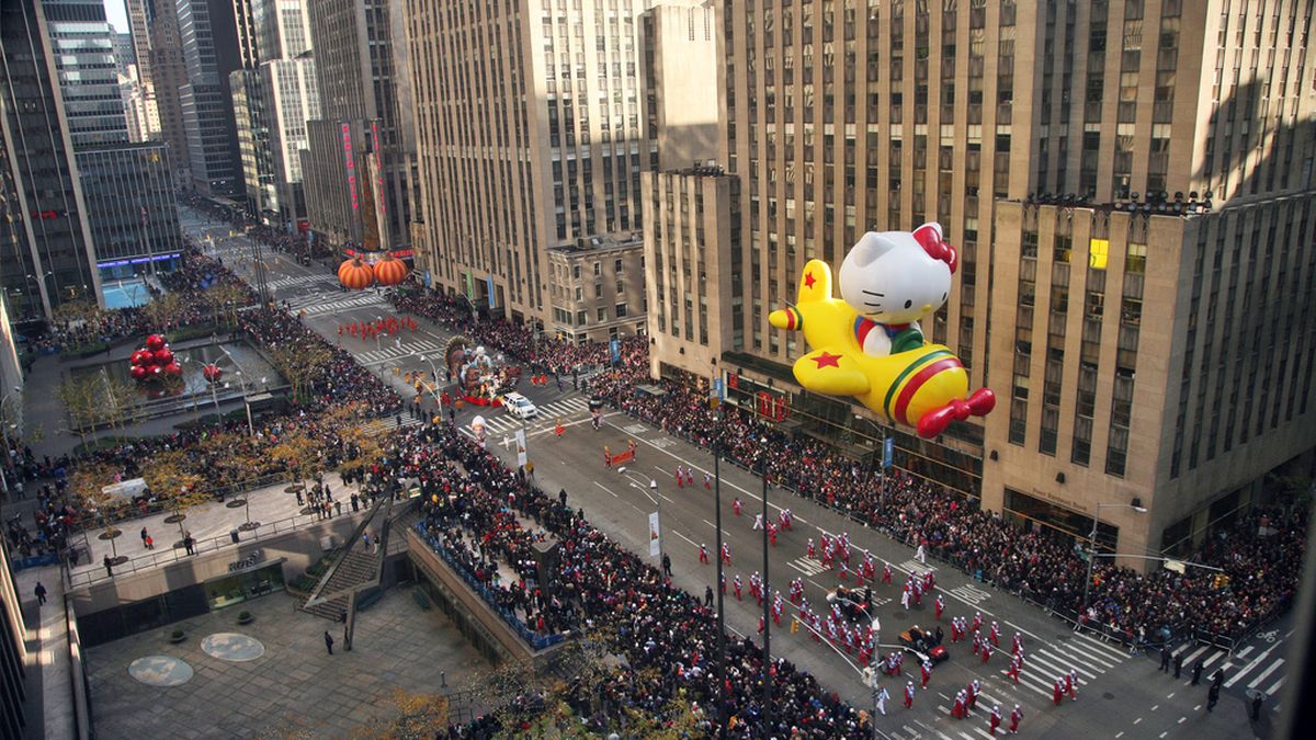 verge's tweet photo. Macy’s Thanksgiving Day parade will be live-streamed on YouTube in 360-degree video https://t.co/wZQBNnihNv https://t.co/hsZogJCeDp