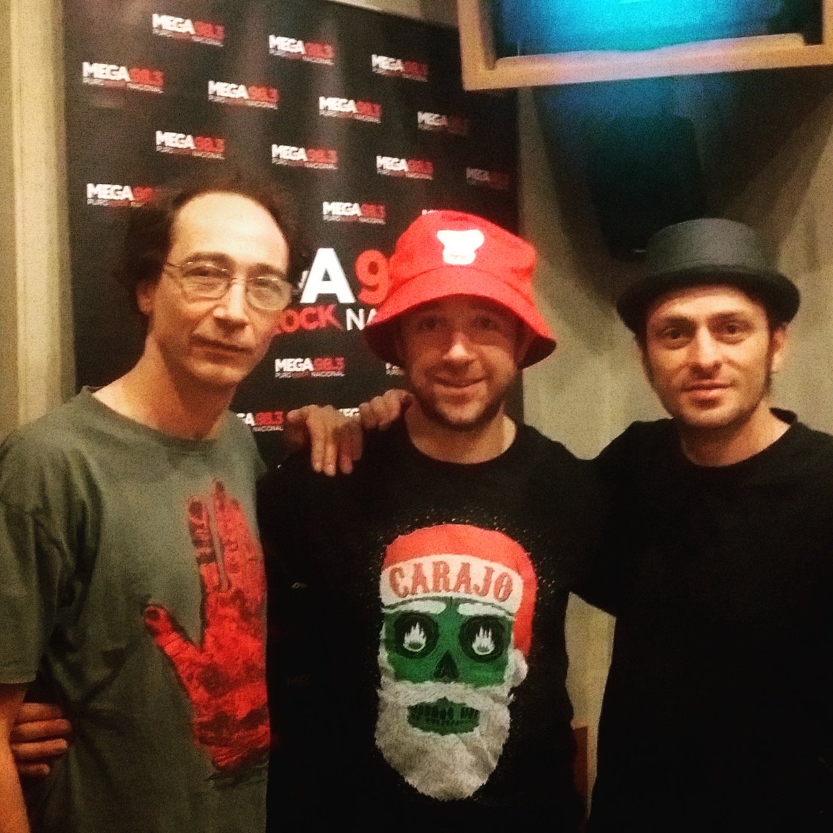 lmf_oficial's tweet photo. Acá con Martín Correa en @Mega983 grabando el especial LMF para la rrrrradio del rrrrrrock #VAMOSLASMANOS https://t.co/rH5Aw0aCWb