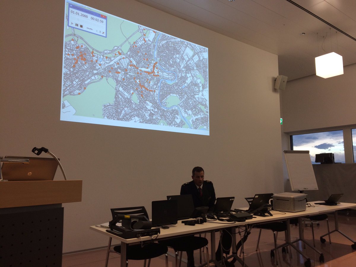 MikeSchudel's tweet photo. #GIS bei der #Berufsfeuerwehr #Bern mit #FireGIS #Einsatzplan mit #LiveDaten #Analyse #Einsatzfahrten #Alarmrouten #Optimierung #LiveTracker https://t.co/ITWE4GOLzd