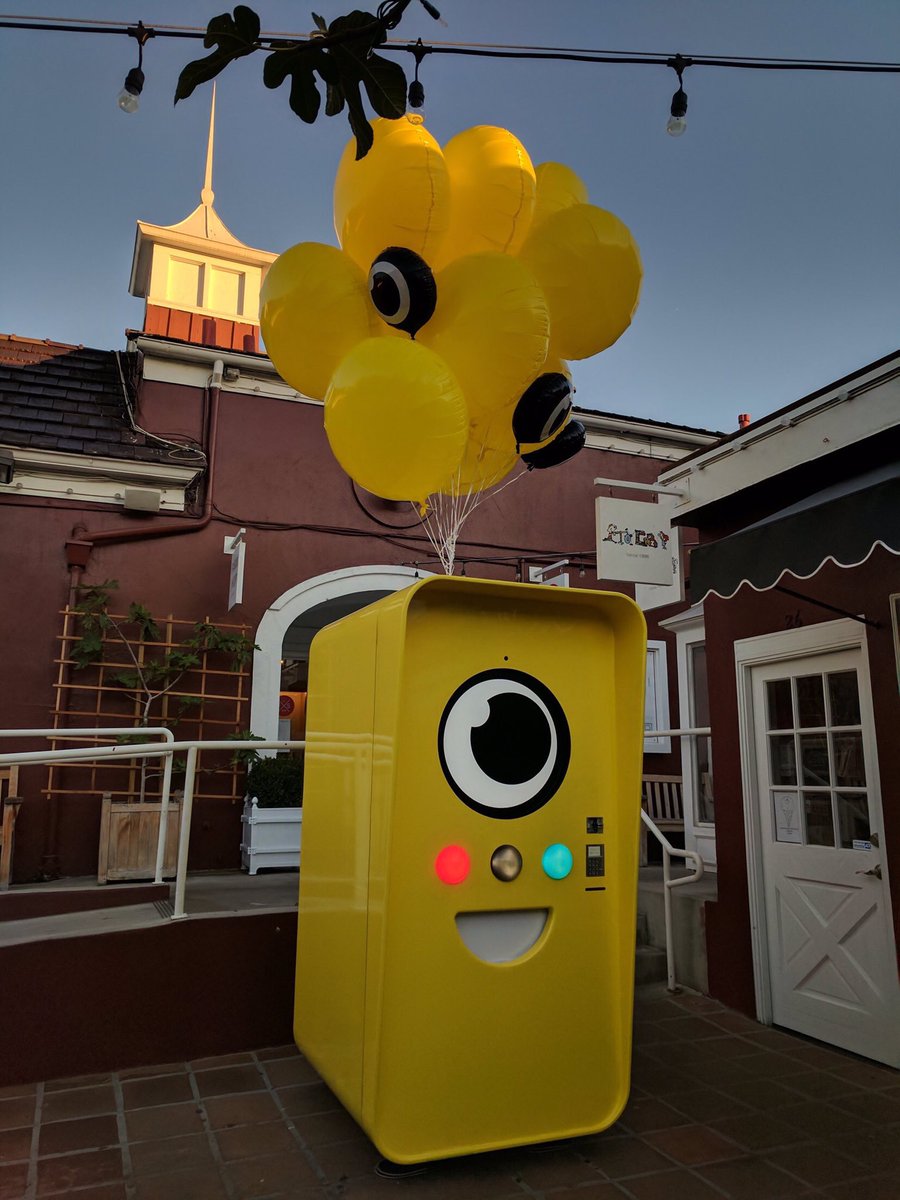 summitlive's tweet image. Ohhhhhh @Snap!
New #Snapbot @Spectacles line is already LONG in Santa Monica.
👻😎👻😎👻😎👻😎👻