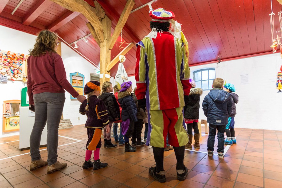 MuseumOudeSlot's tweet image. Een rondleiding in het Sinterklaashuis door niemand minder dan Piet! Dat zou je iedere schooldag wel willen toch? 

#educatieprogramma