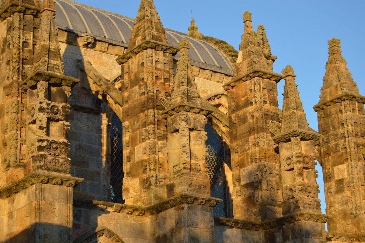 Rosslynchapel's tweet photo. This afternoon's sunshine showed up lots of the carvings on the Chapel roof. https://t.co/fTEtWkSxvZ
