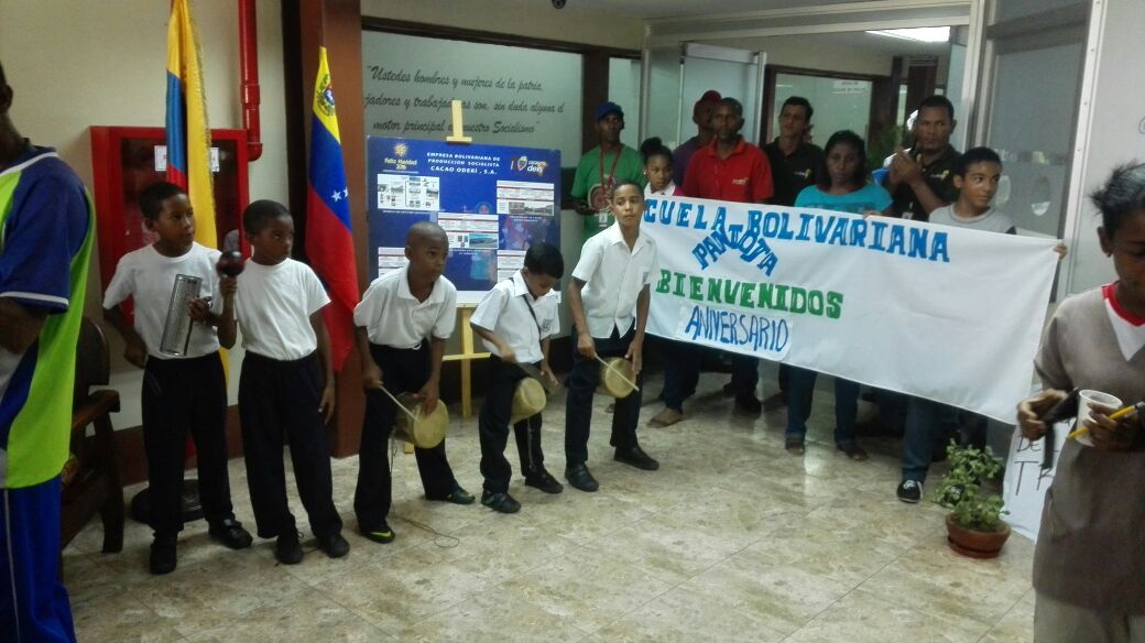 CacaoOderi's tweet photo. AHORA // Estudiantes Escuela Bolivariana Pantoja llevan la parranda a @CacaoOderi #SomosAlegriayPasionRevolucionaria
#CimarronesHijosDChavez https://t.co/1h08essAVO
