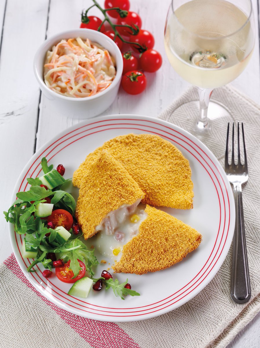 Findus_UK's tweet photo. Chicken, Bacon &amp; Sweetcorn Findus Crispy Pancakes paired with a Californian Chardonnay #pairyourpancake https://t.co/ZTdpNaxU5i