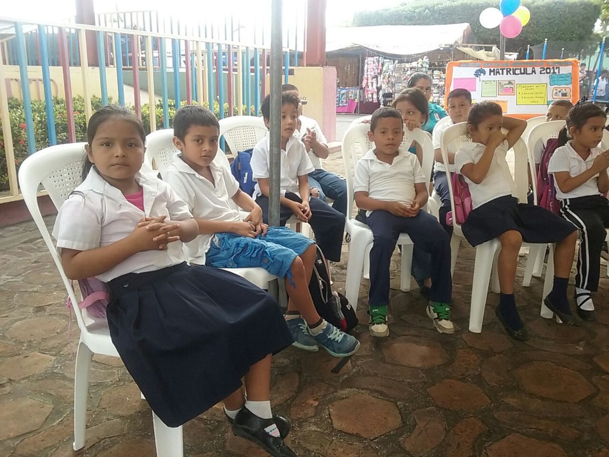 redChdga's tweet photo. 📚📚 @minednicaragua  realiza en Corinto, Promoción de la matrícula escolar de Educación primaria #Amoranicaragua 👩👨👧 https://t.co/g8XmOTaZBj