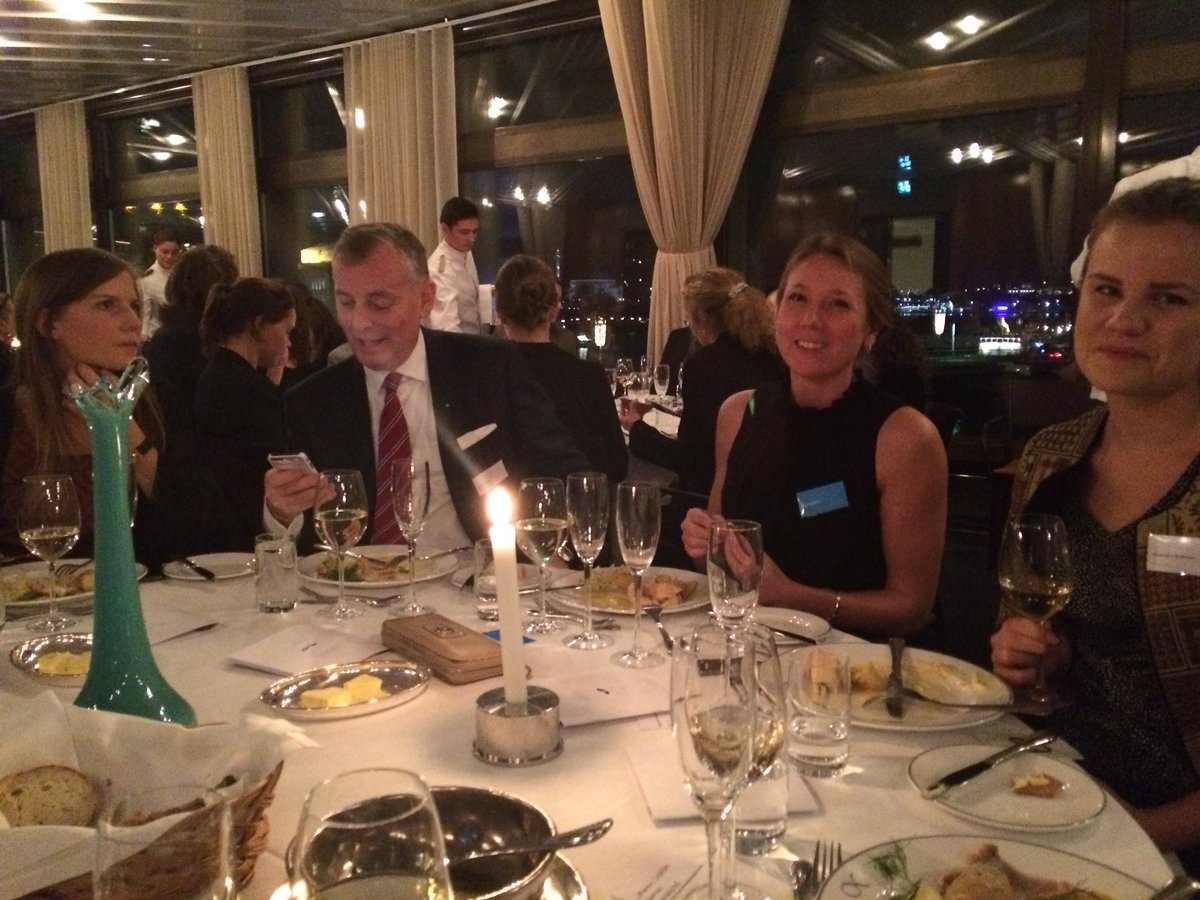 Prisceremonikväll med <a href="/FramtidaLedare/">FemaleLeaderEngineer</a>. Spänningen stiger. #femaleleaderengineer2016