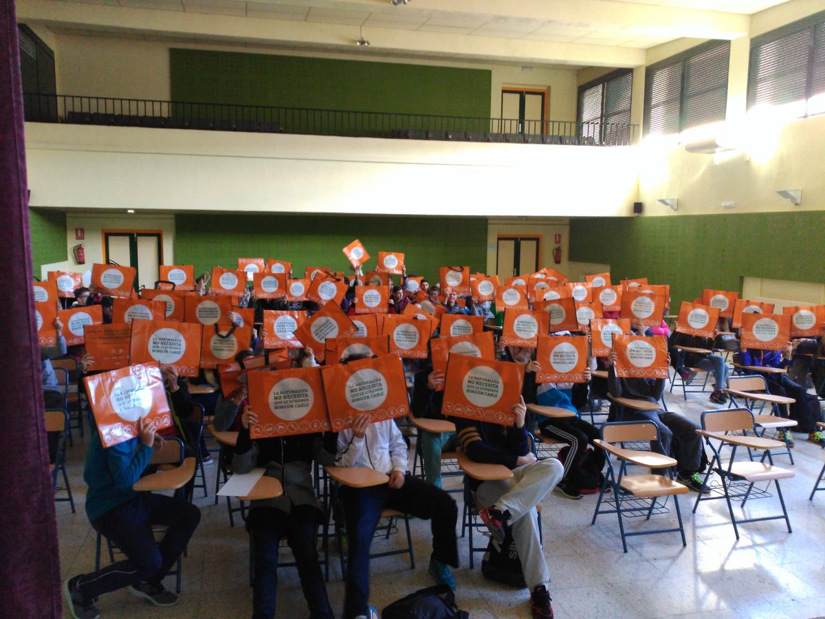 FAELinforma's tweet photo. Sesión informativa de la Campaña esta mañana en el IES La Palma (La Palma del Condado) #Electroimplicate #Reciclaje https://t.co/kHgSrpaY4v https://t.co/JE835cpYwU