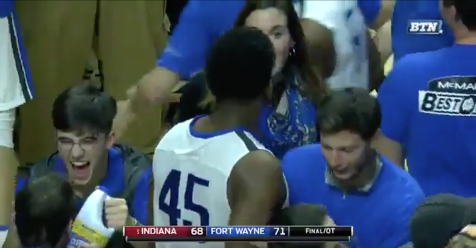BleacherReport's tweet photo. Just call him bleach boy...

Fort Wayne fan drinks out of bleach bottle following upset of No. 3 Indiana 🤔

🎥 https://t.co/DkXABq03qf https://t.co/kY3PJlxYDa