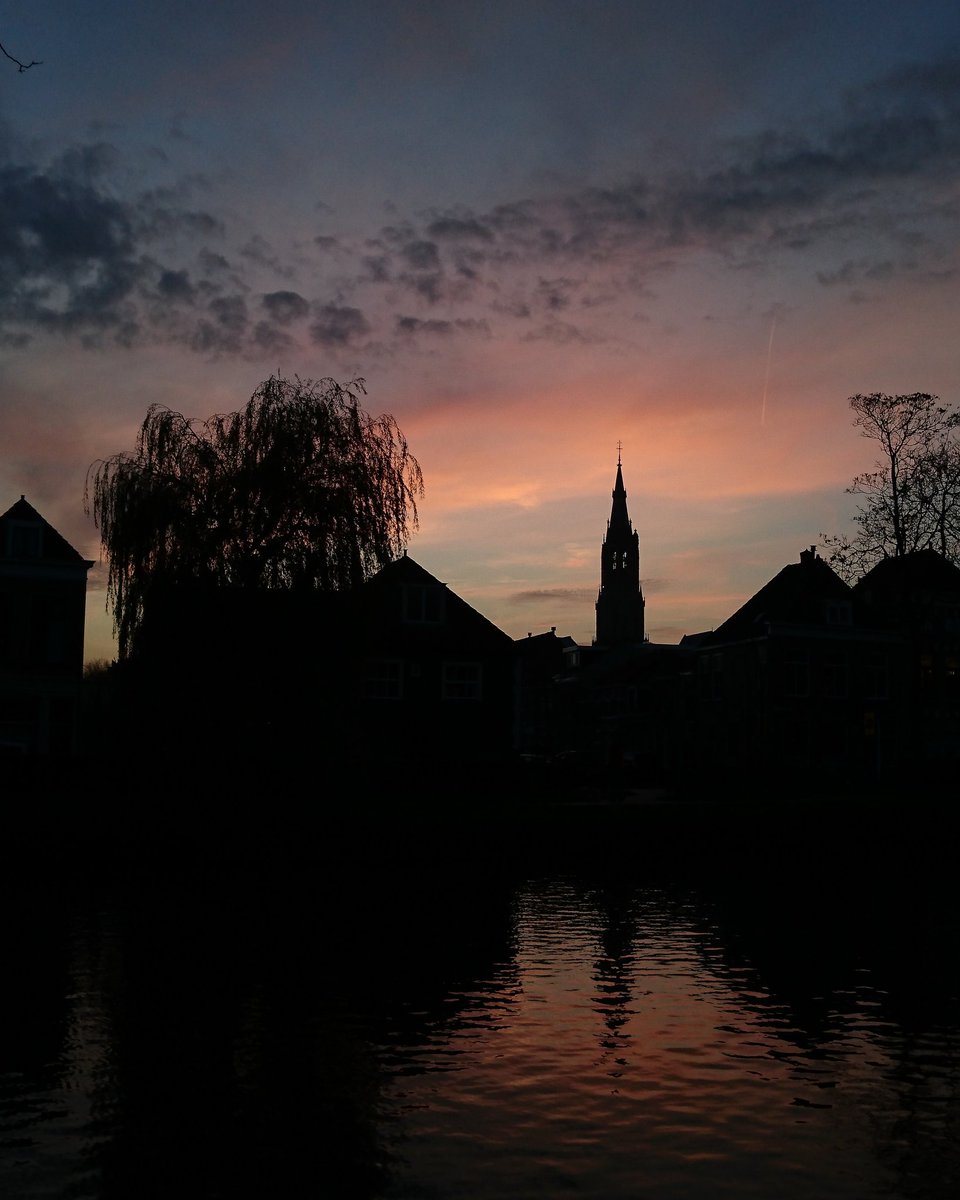 henry_veijer's tweet photo. Mooie wolken bij de #zonsondergang in #Delft 🌇 #nieuwekerk #Xperia #xperiaz3plus #nofilter @SonyXperiaNL @helgavanleur https://t.co/trVFjxXEKh