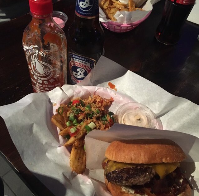 Tiimin kanssa burgereilla ennen #UCLfi-kierrosta 👌🍔 #fitnesspäiväkirja #sportacam #startuplife https://t.co/4MbrBoJ5gn