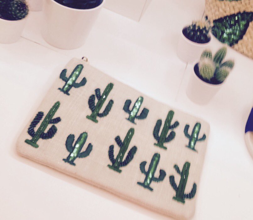 DesignFootnotes's tweet image. How much am I loving this #cactus clutch? A lot! Good work @NewLookFashion #NLSS17