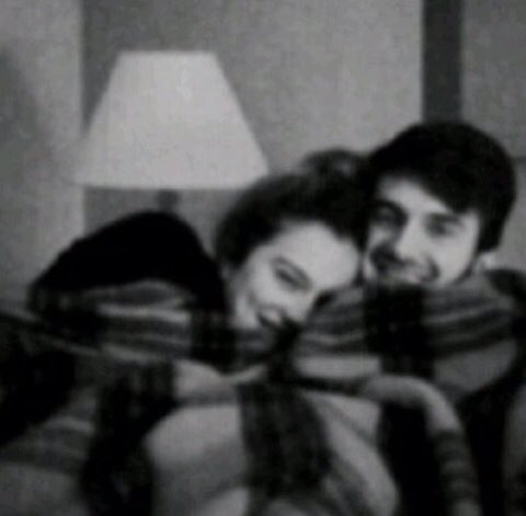 آمسح على
شعرهآ لا نآمت 
بحضني وتلعب 
بكفي وتتشكى
وآنا آسمعها ،
من بعد كل 
سالفهہ تقول 
لي تحبني ؟
آقول مجنونهہ
وتعصب وآدلعها 
💛
اويل حالي😍
💛