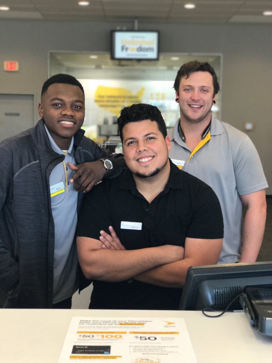 SprintStore408's tweet photo. #TisTheSeason to be jolly! &amp; It just got a whole lot jollier! For a LIMITED time get your 3rd, 4th and 5th line FREE. #UnlimitedFreedom https://t.co/FZUxuuK6sx