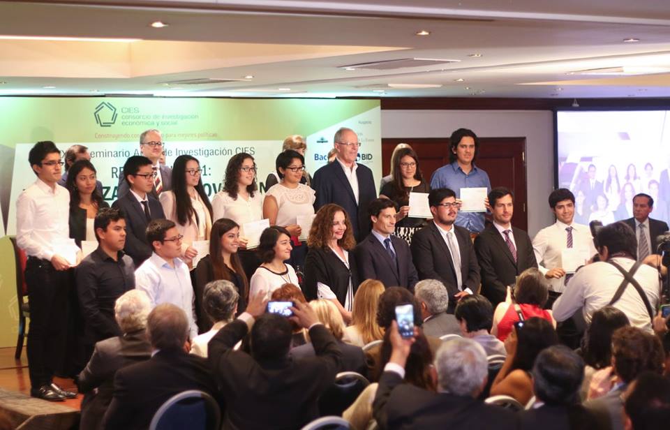 UdelPacifico's tweet photo. .@ppkamigo participó de premiación a los ganadores del Concurso Anual de Investigación #CIES2016, en el que se premió al prof. Álvaro Cano. https://t.co/IebU69XpIl
