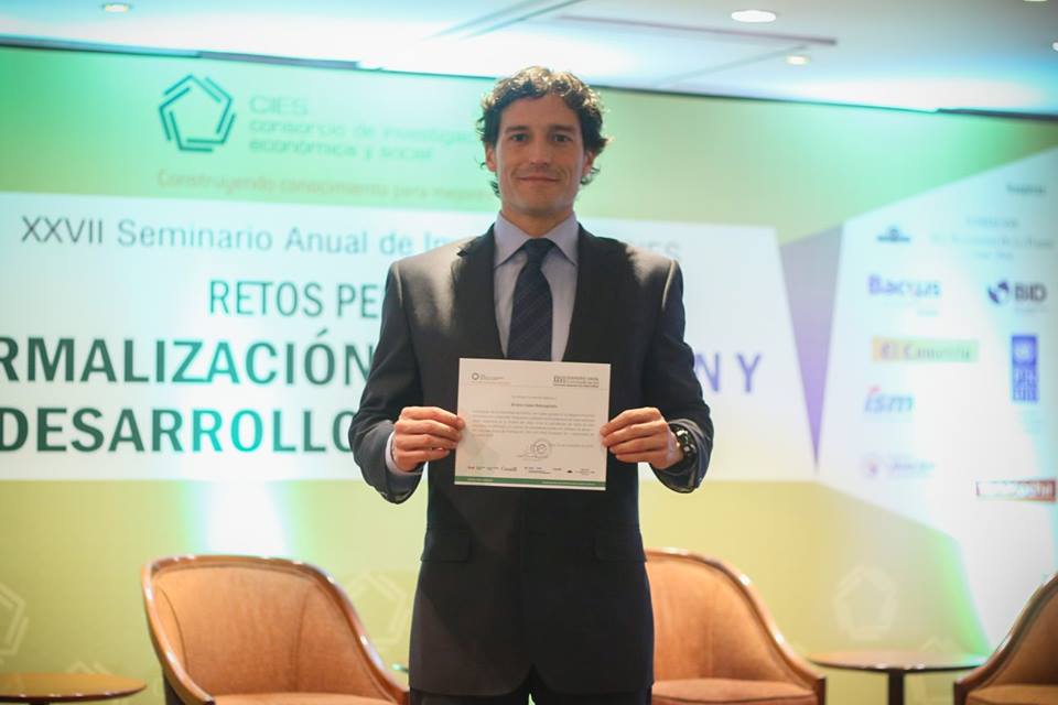 UdelPacifico's tweet photo. .@ppkamigo participó de premiación a los ganadores del Concurso Anual de Investigación #CIES2016, en el que se premió al prof. Álvaro Cano. https://t.co/IebU69XpIl