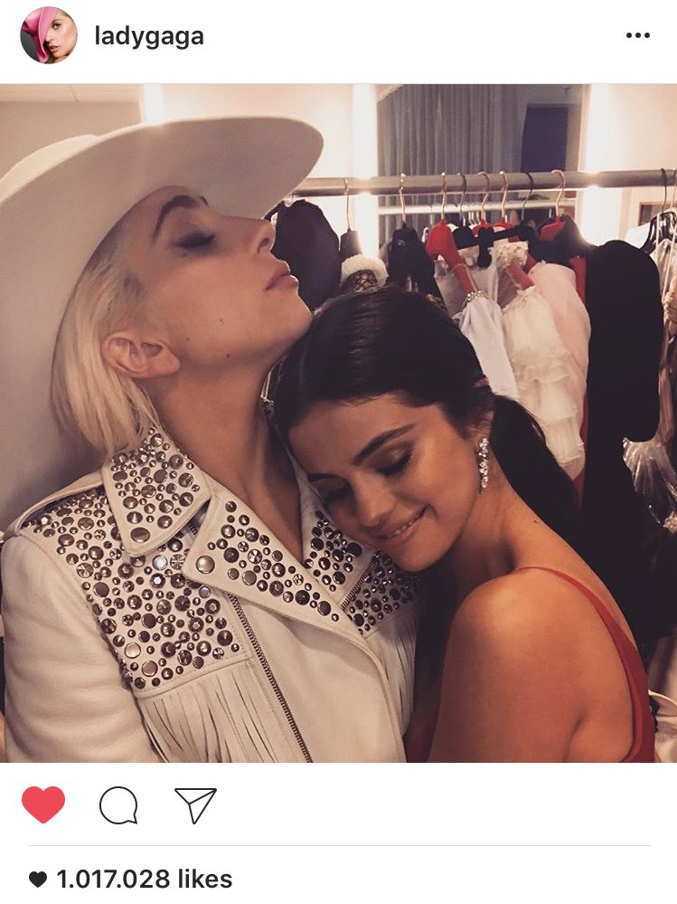 SGNewsSpain's tweet photo. La foto de Lady Gaga con Selena Gomez en los #AMAS2016 es ahora su primera publicación en conseguir 1 MILLÓN de likes en Instagram https://t.co/iUHfUxdjMG