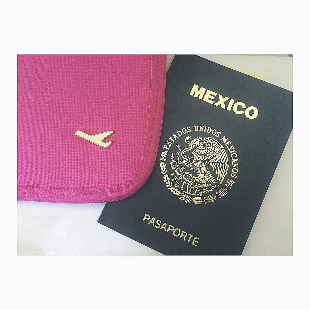 Kika_Mora's tweet photo. And so it is (: ✈️💗#offigoagain #YaCasiLlego #traveling https://t.co/PiGmuQwGpi https://t.co/jpFk8L1pTS