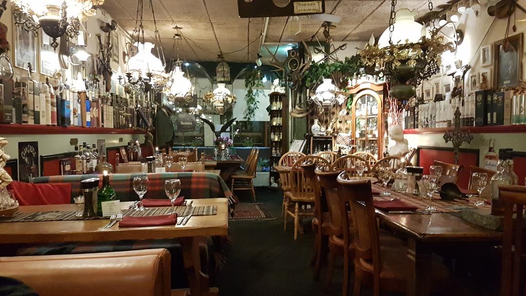 ansgarspeller's tweet photo. The best place for a whisky themed 40th birthday dinner 😊 with @thomas_speller #hielander #alkmaar #fun https://t.co/8ZWZnXXzNl