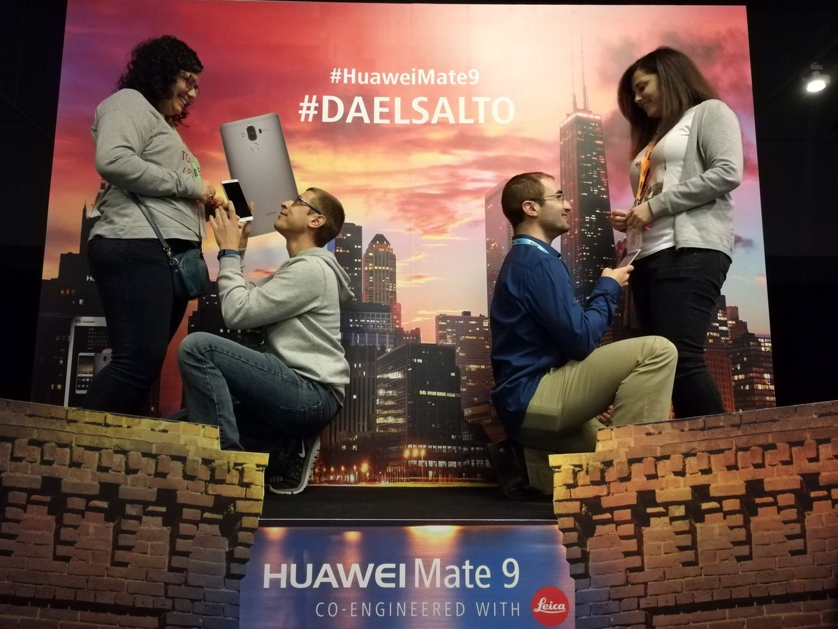 tania88g's tweet photo. #DAELSALTO # HuaweiMate9
Tarde estupenda en #xataka https://t.co/yKZlb5Ipxt