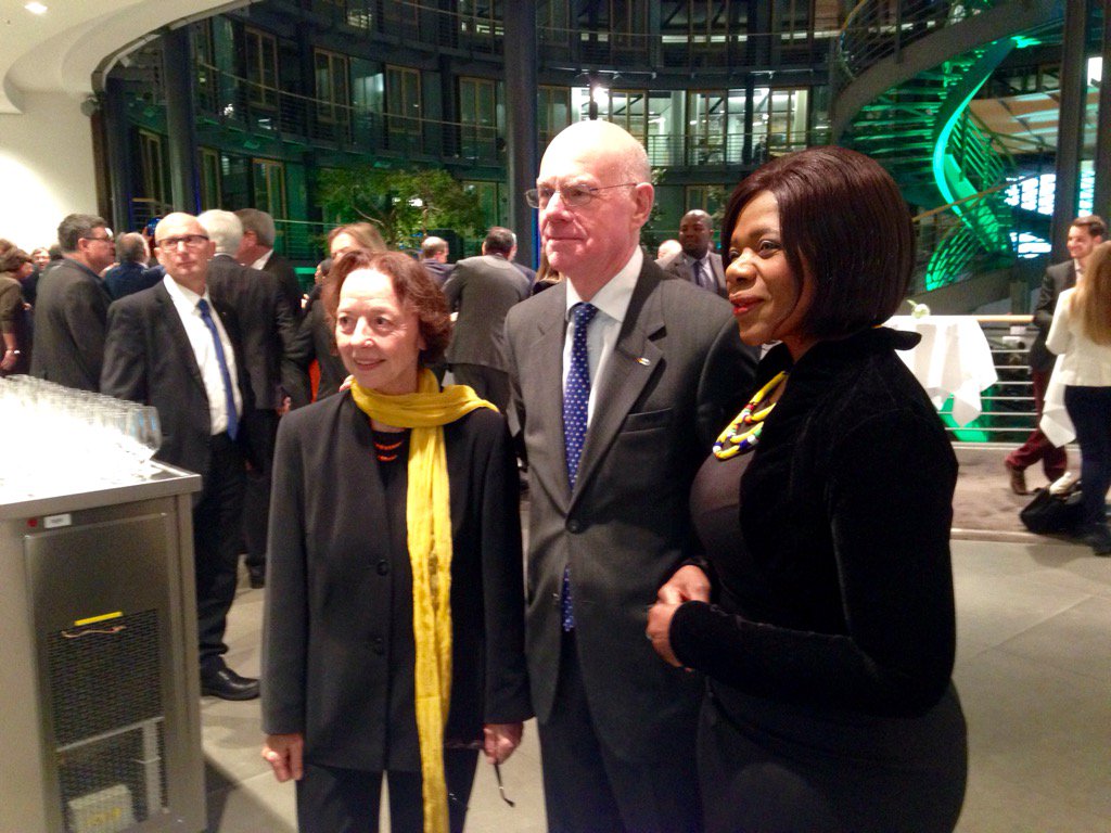 _DASonline's tweet photo. Bundestagspräsident Norbert Lammert, Uschi Eid und die Preisträgerin @ThuliMadonsela3 bei der Verleihung #DAP2016 https://t.co/LuOYDZnoYk