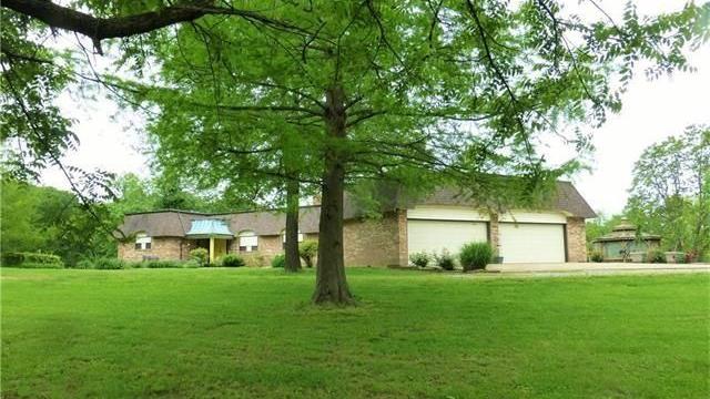 stlbizmsimpson's tweet photo. ICYMI: On the market: The most expensive homes in Florissant: https://t.co/NDVAKCd5vh https://t.co/AeA11uEI8a