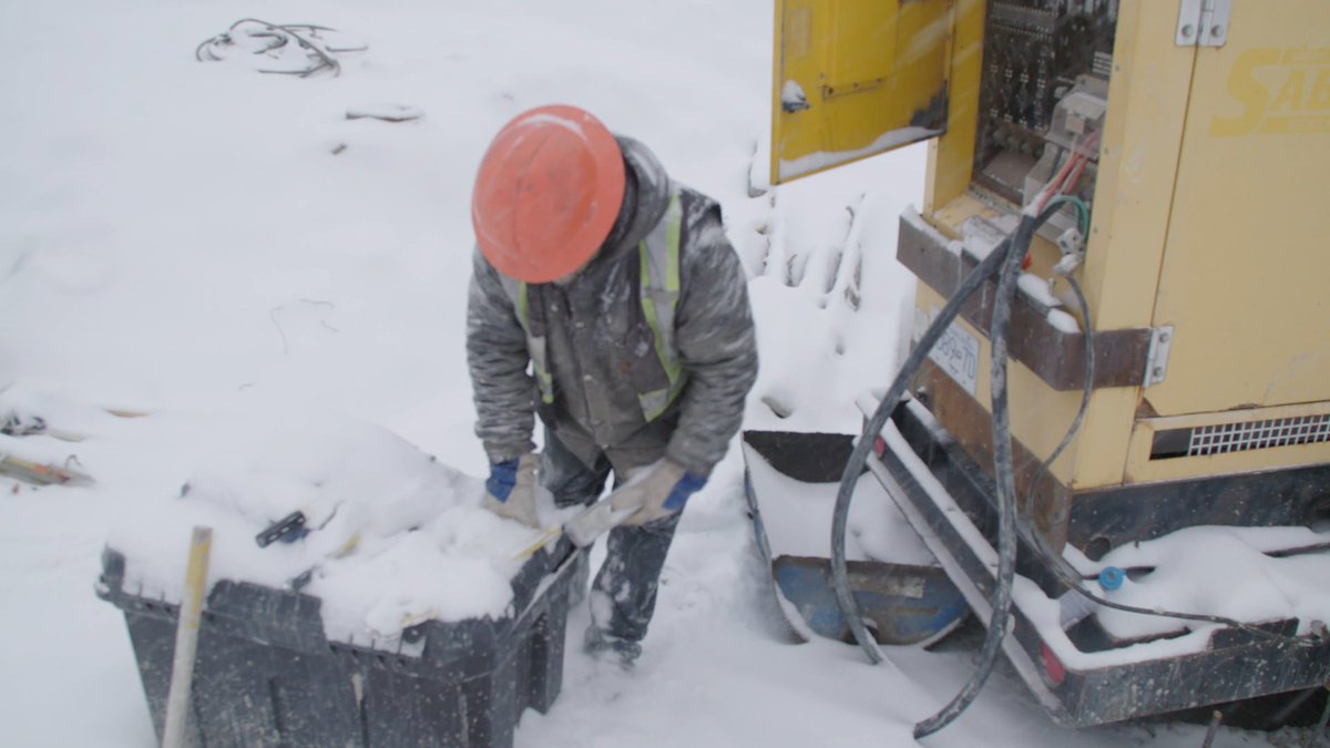 jadefevertv's tweet photo. It's kinda hard to find your tools in the snow! Maybe it's time to take a break? #Snow #WinterIsHere #StillMining #JadeFever #TakeABreak https://t.co/VLB60woyfg