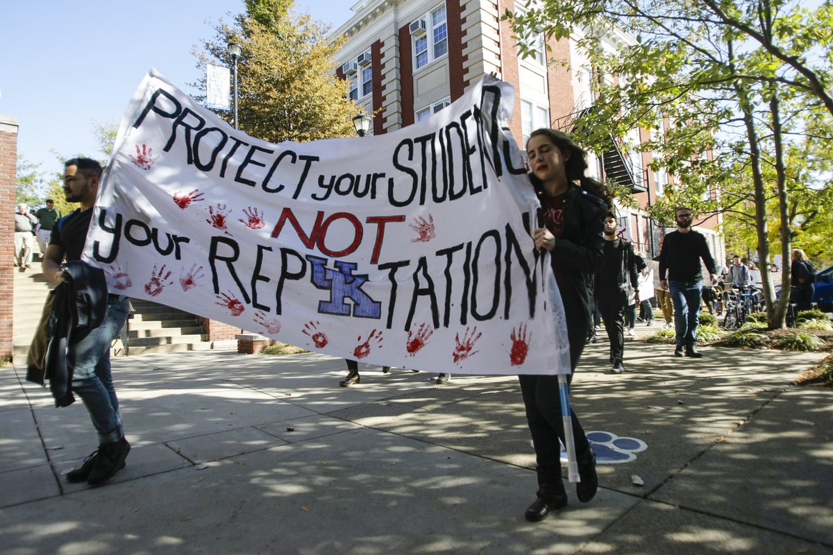 tpencephoto's tweet photo. Students march on campus protesting the recent handling of sexual misconduct at the @universityofky. #KyKernel https://t.co/zXtS9I8gUN