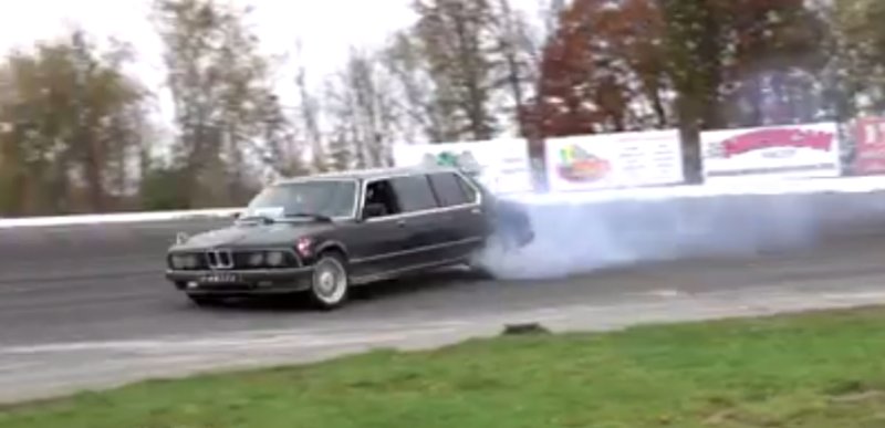 Jalopnik's tweet photo. Watch an old BMW limousine violently destroy its tires with insane drifts and burnouts https://t.co/d8DolwXPH0 https://t.co/5Vt2Ywii9j