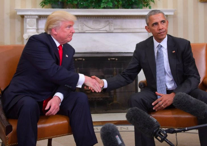 Footballtweet's tweet photo. Not sure which handshake is more awkward. https://t.co/MxXD8qsUOc