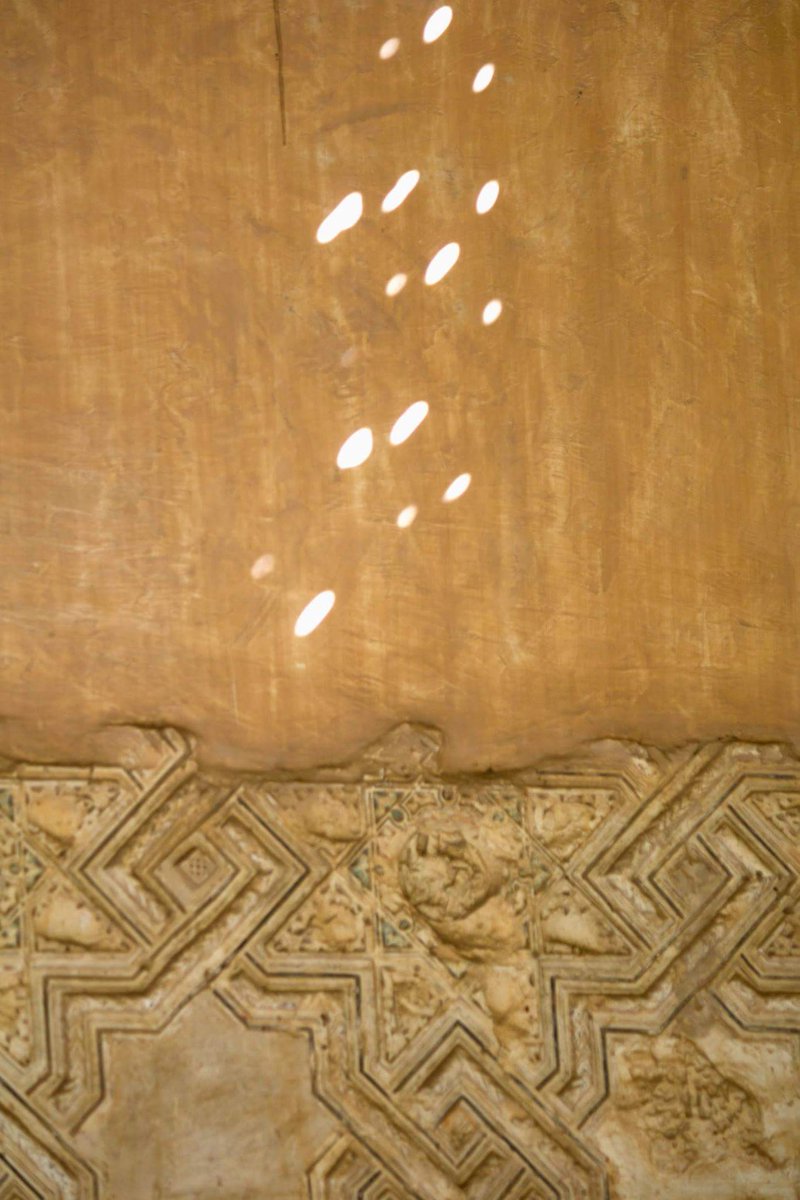 joselop44's tweet photo. Llueven gotas de luz sobre la yesería de #ElPartal.
#DreamingGranada #Alhambra https://t.co/IOnifG4Gaf