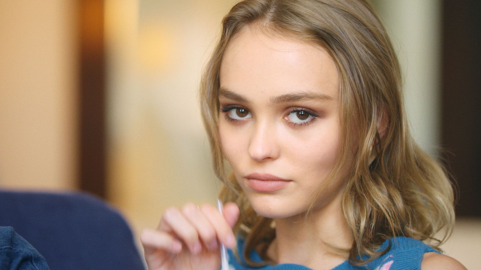 滑冰場上的靈動身影，Lily-Rose Depp 出鏡CHANEL 2023/24 Coco Neige