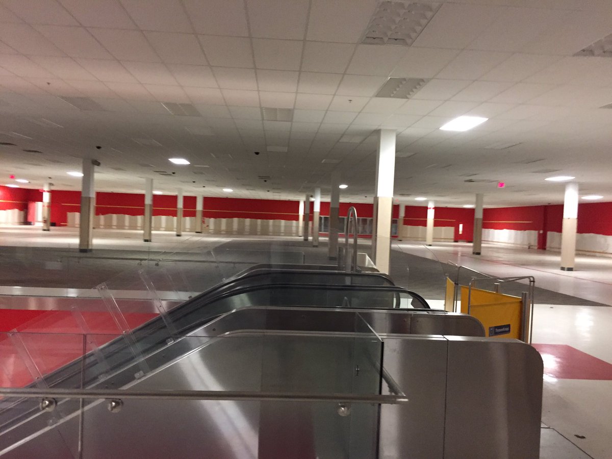 RoboT_RampagE's tweet image. Went to my local #Target to get a #NESmini controller and there was zero lineup 

#RIPTarget #GhostTown